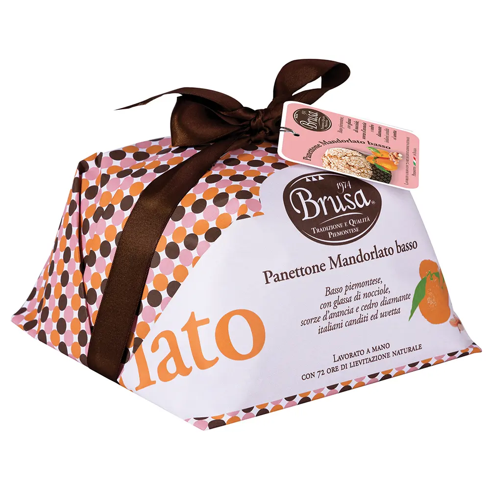 Klasszikus panettone kandírozott gyümölcsökkel és mandulával, cukormázzal
